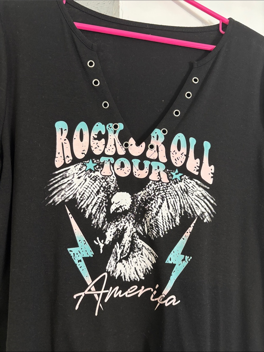 Black Rock 'n' Roll Tour America V-Neck Graphic Tee - Picture 2 of 2